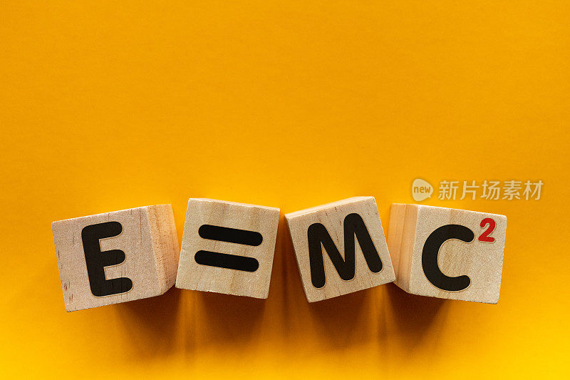 字母积木- E=MC2在木块上